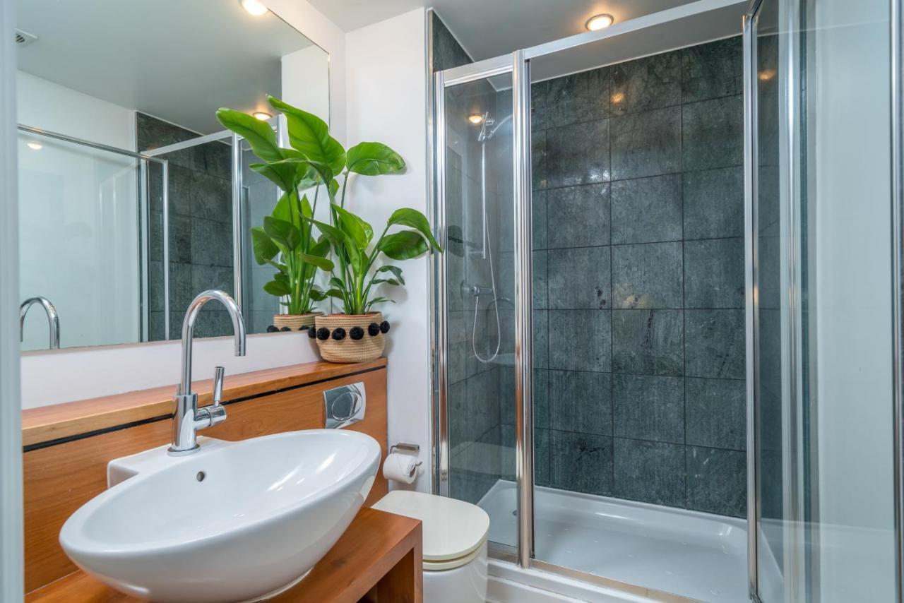2 Bedroom Apartment With Park Views Shoreditch Лондон Екстериор снимка