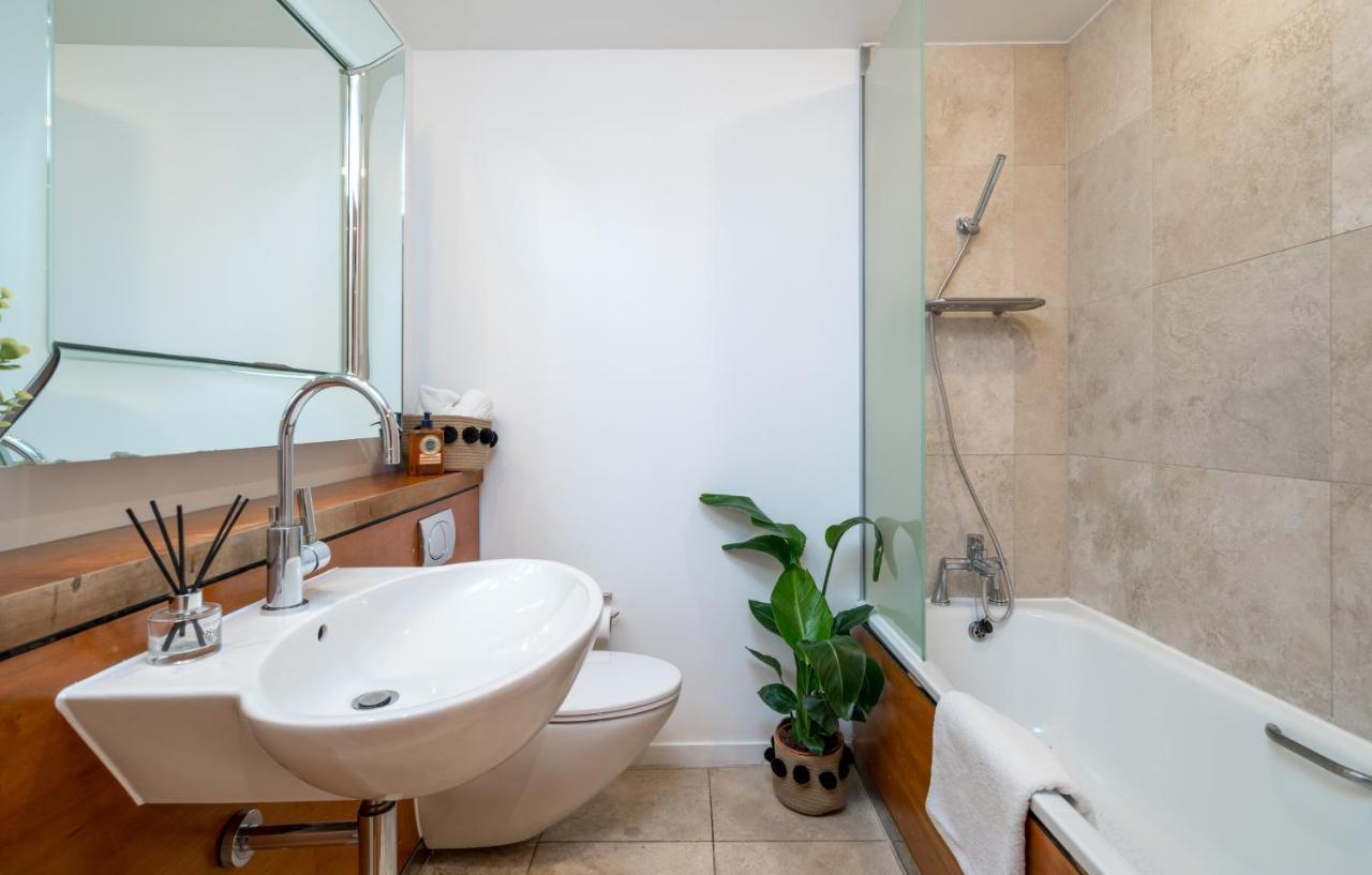 2 Bedroom Apartment With Park Views Shoreditch Лондон Екстериор снимка