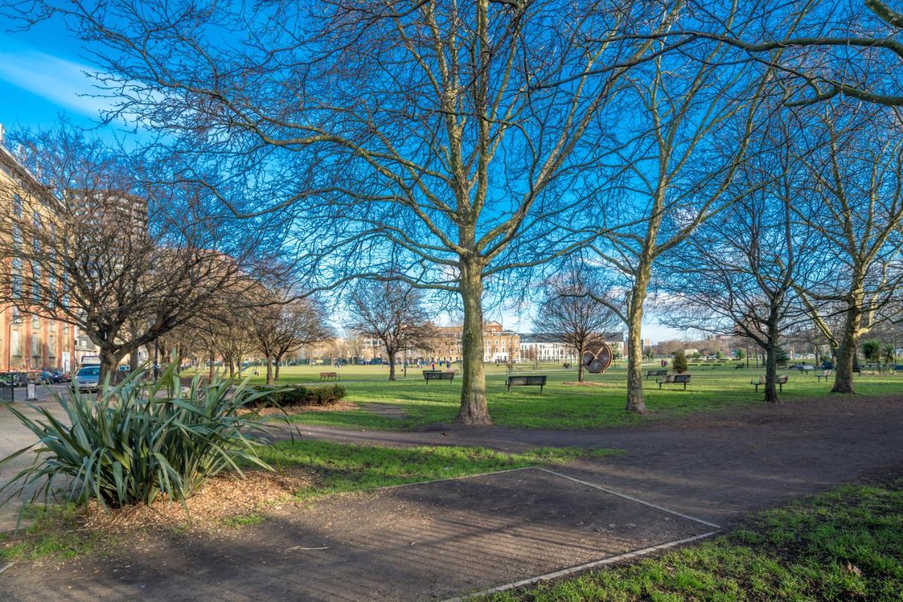 2 Bedroom Apartment With Park Views Shoreditch Лондон Екстериор снимка