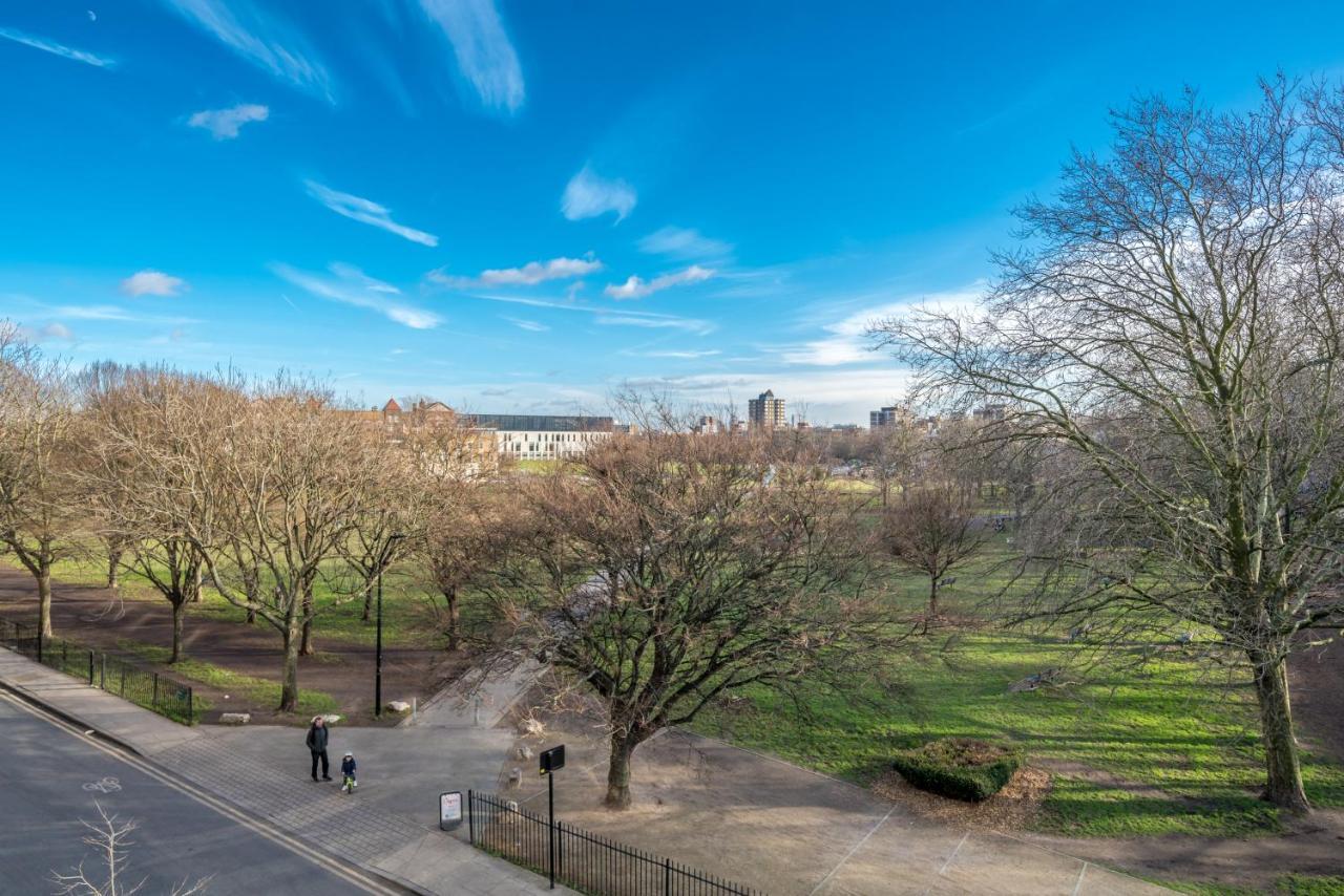 2 Bedroom Apartment With Park Views Shoreditch Лондон Екстериор снимка